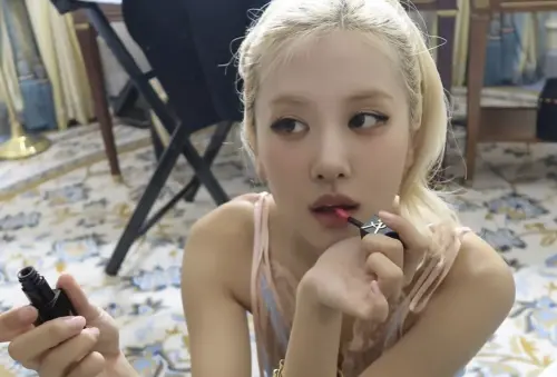 BLACKPINK Rosé巴黎遭種族歧視！合照白人被卡掉　ELLE UK道歉了
