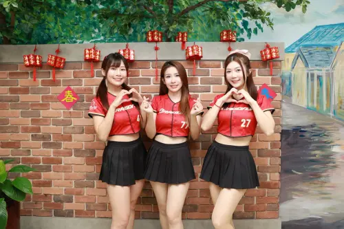 ▲琪琪（中）啦啦隊生涯告別應援淚崩！爺爺奶奶組千歲團給驚喜：我會想你。左起：馬妹、琪琪、星岑。（圖／紅心字會提供）