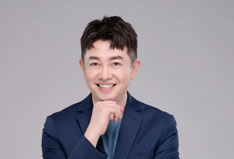 ▲50歲李明川動了去眼袋手術後，面貌煥然一新，在紐約旅遊時常被誤認為大學生，覺得愛批評他外表的酸民應該可以閉嘴。（圖／光澤診所提供）