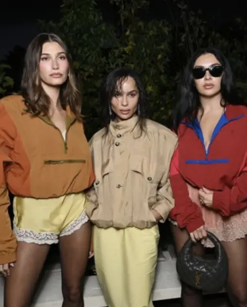 ▲《ELLE UK》公開了合照中絲毫不見Rosé身影，疑似故意被裁切掉。（圖／@elleuk IG）