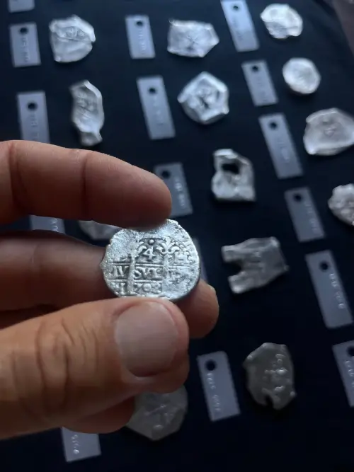 ▲最新撈出的這批硬幣上面仍然可以看得出日期和鑄幣標記。（圖／翻攝自1715 Fleet – Queens Jewels LLC官網）