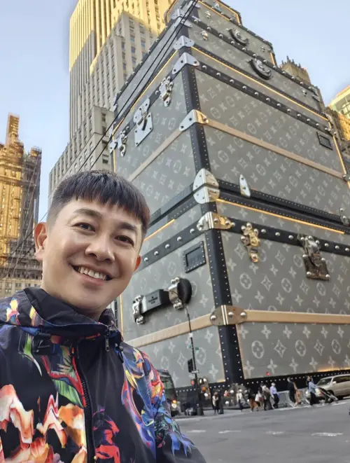 ▲李明川暢遊紐約，充滿時尚精品的第五大道自然不能錯過。（圖／產值娛樂提供）