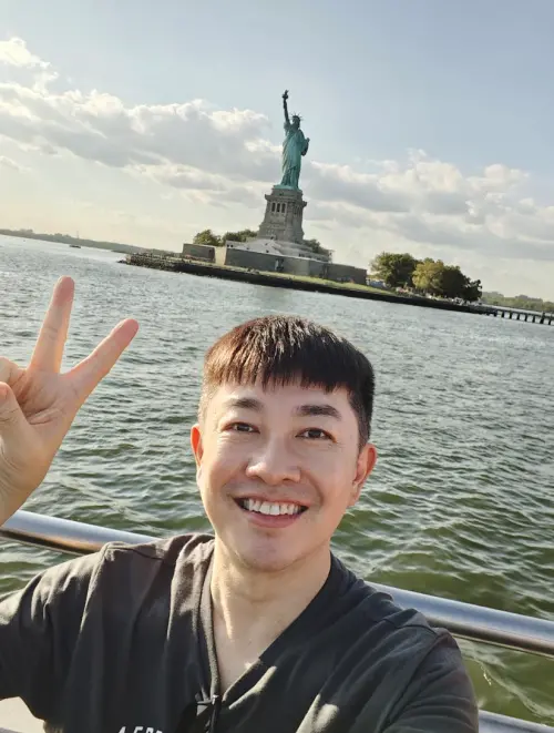 ▲李明川暢遊紐約，和世界聞名的自由女神像開心合照。（圖／產值娛樂提供）