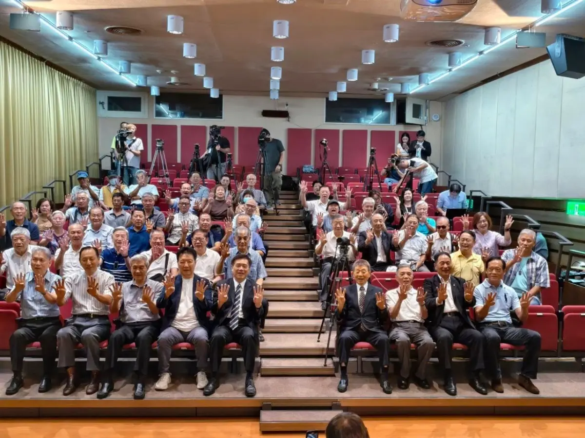 ▲國民黨主席候選人郝龍斌找來40名將軍力挺，並說未來當選後，將恢復黃復興榮光。（圖／翻攝郝龍斌臉書）