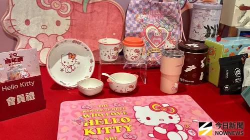 ▲Global Mall新左營車站會員禮以Hello Kitty生活實用小物為主，包含保溫杯、陶瓷碗盤、方形碟、束口袋等。（圖／記者陳美嘉攝，2025.10.03）