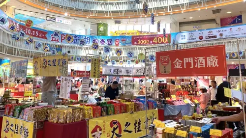 ▲ 「金門澎湖物產展」集結37家特色店鋪，如：金門酒廠、馬家麵線、黑妞澎湖名產、澎湖農漁合作社等。（圖／夢時代提供）