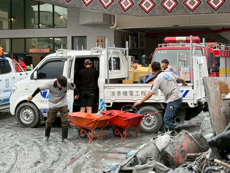 ▲花蓮馬太鞍溪溢流重創光復鄉，台中浚泰機電秉持同島一命，號召同仁組隊馳援。（圖／浚泰提供）