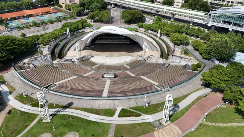 ▲2025年國慶晚會將於今（9）日晚間17:30開始，在台中文心森林公園圓滿戶外劇場登場，晚會由胡瓜、白冰冰、陽帆、葉璦菱主持，將復刻《鑽石舞台》歌廳秀。（圖／翻攝台中市圓滿戶外劇場官網）