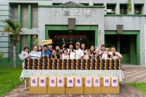 ▲浚泰機電送暖到南投啟智教養院，贈送大批物資，也陪同提早歡度中秋節。（圖／浚泰機電提供）