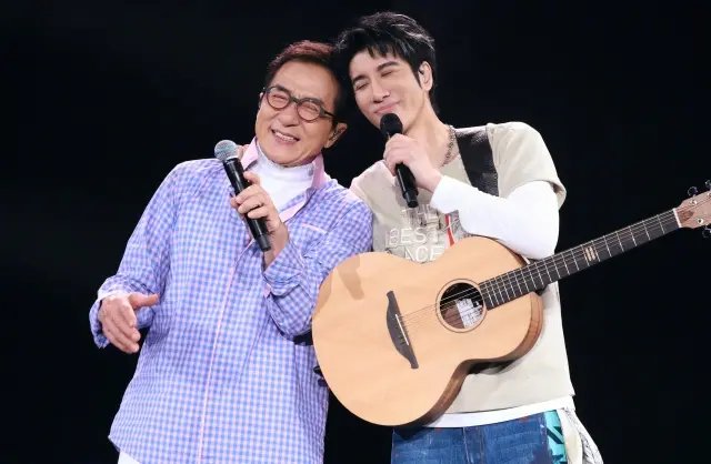 ▲成龍（左）近日才因摸容祖兒裸背惹議，沒想到昨（2）日擔任王力宏（右）演唱會嘉賓，又因在台上接吻遭批：「體面老去不好嗎？」（圖／微博＠王力宏）