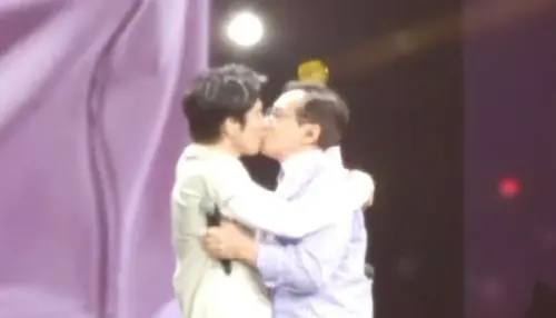 ▲成龍（右）才因摸容祖兒裸背惹議！又與王力宏（左）接吻遭批：體面老去不好嗎？（圖／微博＠李屋屋啊）