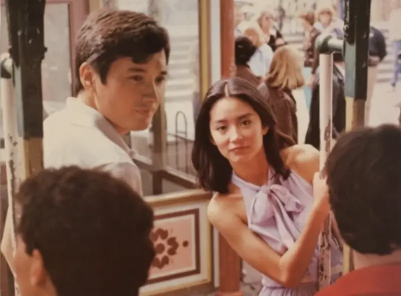 ▲林青霞（右）在《愛殺》中首度不穿內衣入鏡，曲線若隱若現，釋放性感魅力，當時未婚夫秦祥林（左）也一起演出，這部片的修復版將在今年金馬影展登場。（圖／摘自fareastfilm）