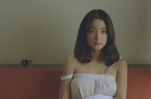 ▲林青霞（右）在《愛殺》中的戲服很多都不需要在裡面穿內衣，讓她難得展露性感的魅力。（圖／金馬影展提供）