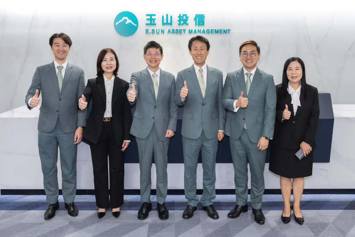 ▲玉山金控今（3）日舉行玉山投信揭牌儀式，會後玉山金控董事長黃男州（左三)、玉山投信董事長陳茂欽(右三)、總經理梅以德（右二）與團隊合影。（圖／玉山金提供）