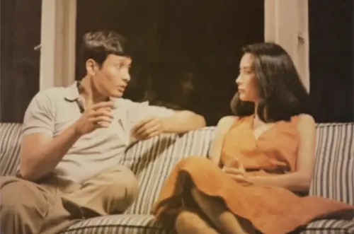 ▲林青霞（右）在《愛殺》扮演獨立、明朗的女留學生，造型也跟著變開放，當時的未婚夫秦祥林（左）也加入演出。（圖／摘自fareastfilm）