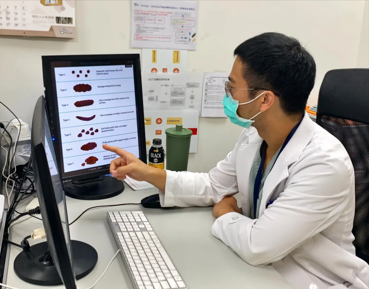 ▲林弘堯醫師分享便秘解方，建議均勻分配飲水量攝取，維持腸道水分平衡。（圖／新竹台大分院提供）