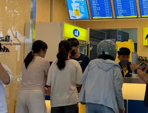 ▲50嵐新品「麵茶系列」正式於北區門市開賣，有網友分享現場門市狀況，有許多民眾擠在櫃檯前等著購入。（圖／翻攝Threads）