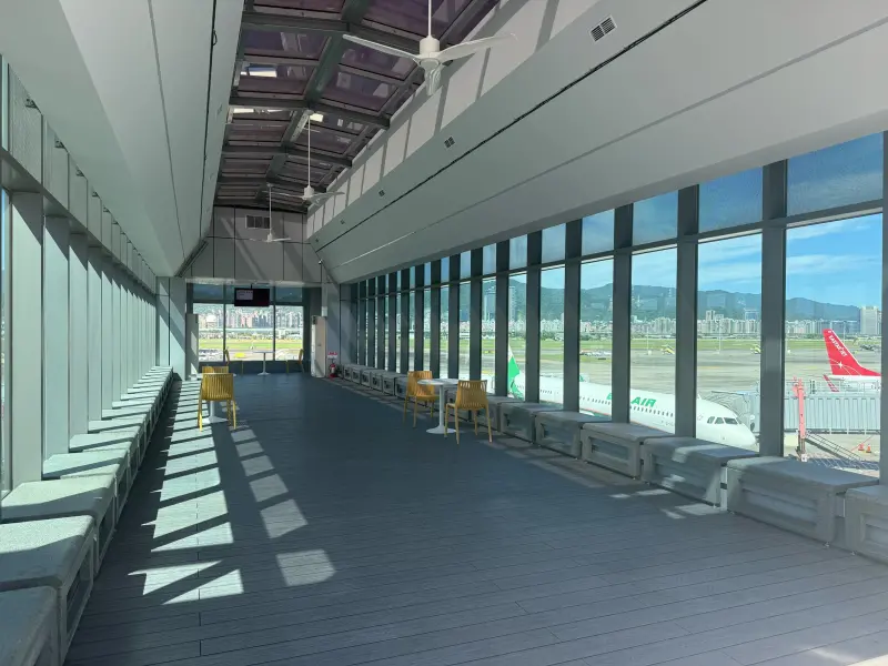 ▲有網友表示，自己30歲過後不再追求早去晚回的班機，引發一票人認同留言+1。（圖／民航局提供）