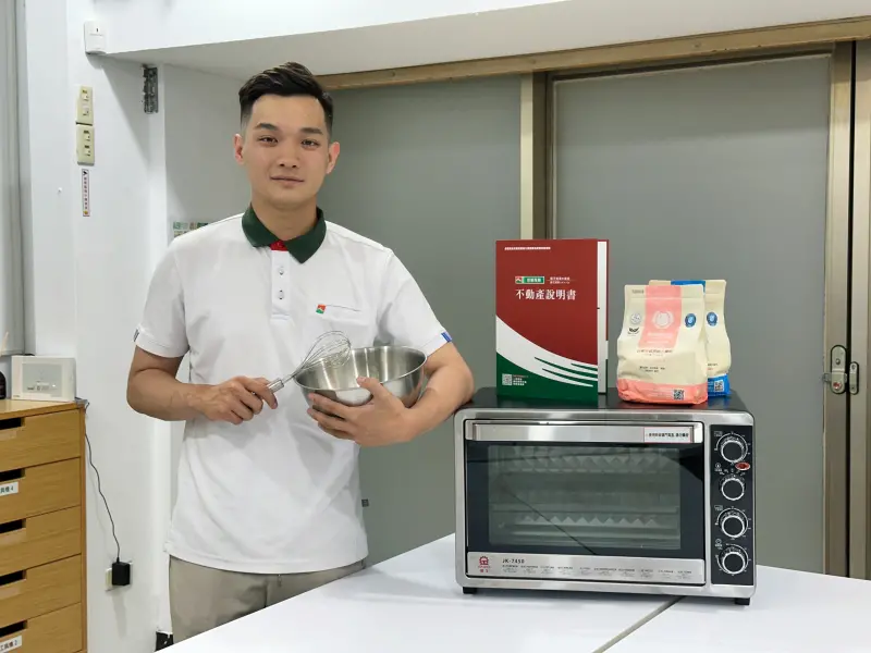 ▲25 歲的郭承翰，累積多張丙級與乙級證照，加入信義房屋第一年，他在店長王賢德與前輩的協助下，開辦社區活動，「小郭老師」與住民能「空手而來、滿載而歸。（圖／信義房屋提供）