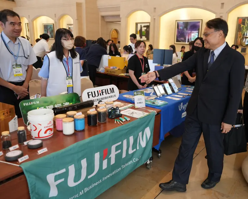 ▲國泰金控今年特別設置「永續環保市集」,環境部政務次長謝燕儒(右一)親臨現場,與供應商夥伴相互交流,持續擴大綠色影響力。(圖/國泰金控提供)