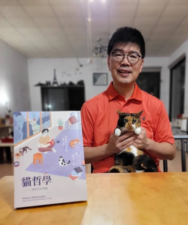 ▲今年「倫理沙龍週五線上讀書會」選書之一《貓哲學》，希望透過貓的眼睛重新看世界，思考牠們帶給人生的啟發。信義文化基金會執行長楊政學養了七隻流浪貓，所以對這本書也特別有感覺。（圖／信義房屋提供）