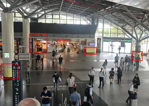 ▲台南高鐵站超好辨別方法，出站後下手扶梯抬頭直接看！柱子底部是黃色就是台南站、藍色是嘉義站；另外摩斯漢堡跟7-11中間有爭鮮外帶店就是台南站啦！（圖/Threads）