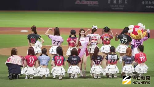 ▲棒球場上出現的啦啦隊女神，吸睛程度不比賽事遜色，也常是球迷關注的焦點。（圖／記者張一笙攝）