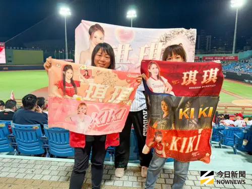 ▲現場不少粉絲高舉琪琪的毛巾，來送別心目中的女神。（圖／記者張一笙攝）