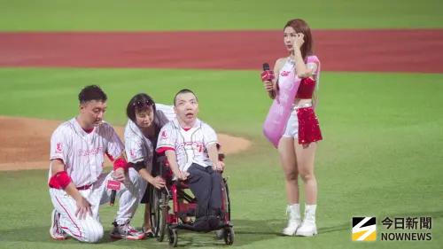 ▲琪琪（右1）引退儀式上，患有罕病的弟弟翔翔（右2）特地北上，並在現場獻唱〈月亮代表我的心〉，祝福姊姊引退快樂。（圖／記者張一笙攝）