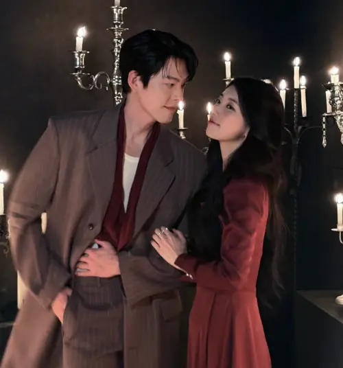 ▲金宇彬（左）在劇中飾演神燈精靈，秀智（右）飾演一位個性有缺陷的人類女孩。（圖／@skuukzky IG）