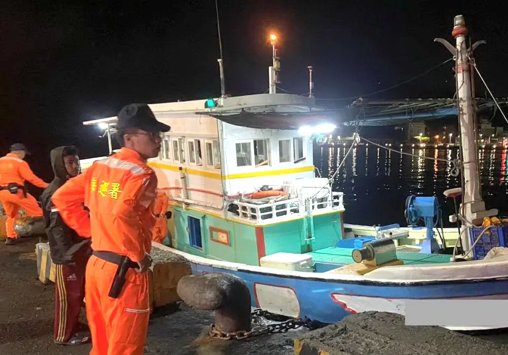 ▲海巡署偵防分署高雄查緝隊及鳳山查緝隊查獲金達發號漁船及屏東籍南半球88號漁船，涉嫌走私未稅菸品牟利。(圖／海巡署高雄查緝隊提供)