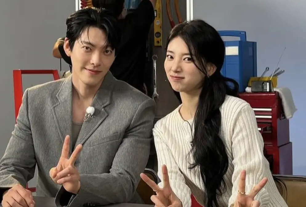 ▲秀智（右）、金宇彬（左）新劇《許願吧，精靈》今（3）日在Netflix全季13集一次上架。時隔9年再次跟金宇彬合作，秀智開心表示：「我們默契更好了！」（圖／@skuukzky IG）