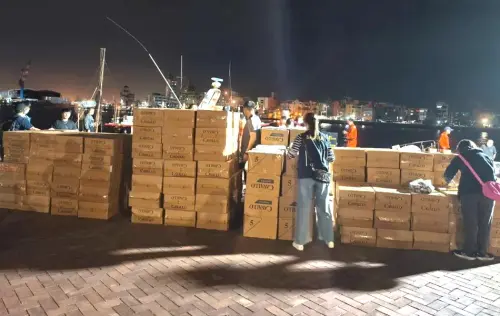 ▲海巡署偵防分署高雄查緝隊及鳳山查緝隊查獲金達發號漁船及屏東籍南半球88號漁船，涉嫌走私未稅菸品牟利，起出大批未稅菸品。(圖／海巡署鳳山查緝隊提供)