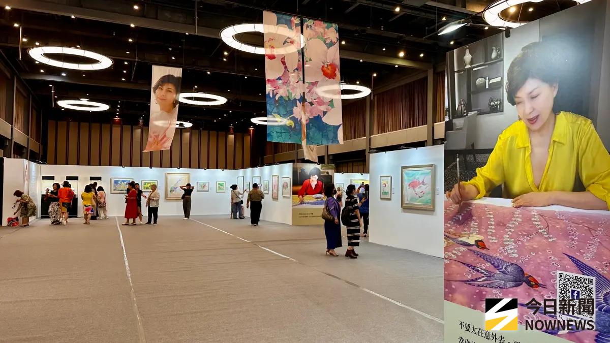 ▲ 「白嘉莉美麗傳奇」藝術展即日起至10/12於新光三越高雄左營店10F國際活動展演中心登場。（圖／記者陳美嘉攝，2025.10.03）