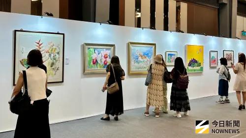 ▲「白嘉莉美麗傳奇」藝術展以「愛」為出發，展出71幅白嘉莉經典畫作。（圖／記者陳美嘉攝，2025.10.03）