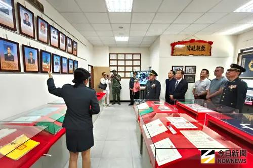 ▲曾任南彈庫庫長的欣桃天然氣公司董事長房茂宏在隊史館中，向廖指揮官說明單位隊史文物。（圖／記者莊全成攝，2025.10.03）
