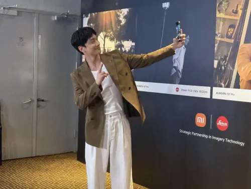 ▲劉俊謙（如圖）來台出席手機代言活動，擺出自拍的動作，但其實他平常完全不愛自拍。（圖／記者蘇詠智攝）