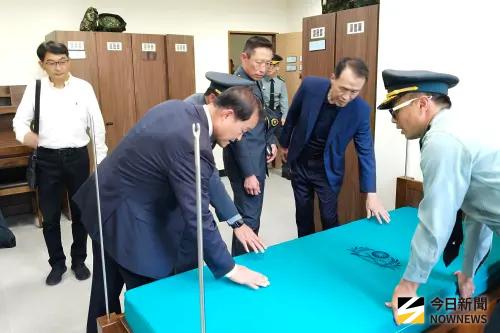 ▲出席來賓一同參觀勤誠樓官兵公設與生活區，4人一間的寢室及冬暖夏涼的2用床墊。（圖／記者莊全成攝，2025.10.03）
