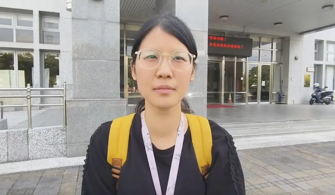 ▲47歲邱姓男子在苗栗超商前持刀隨機傷人，安親班黃姓女老師，危急時刻拉開學童，險些被波及。（圖／翻攝畫面）