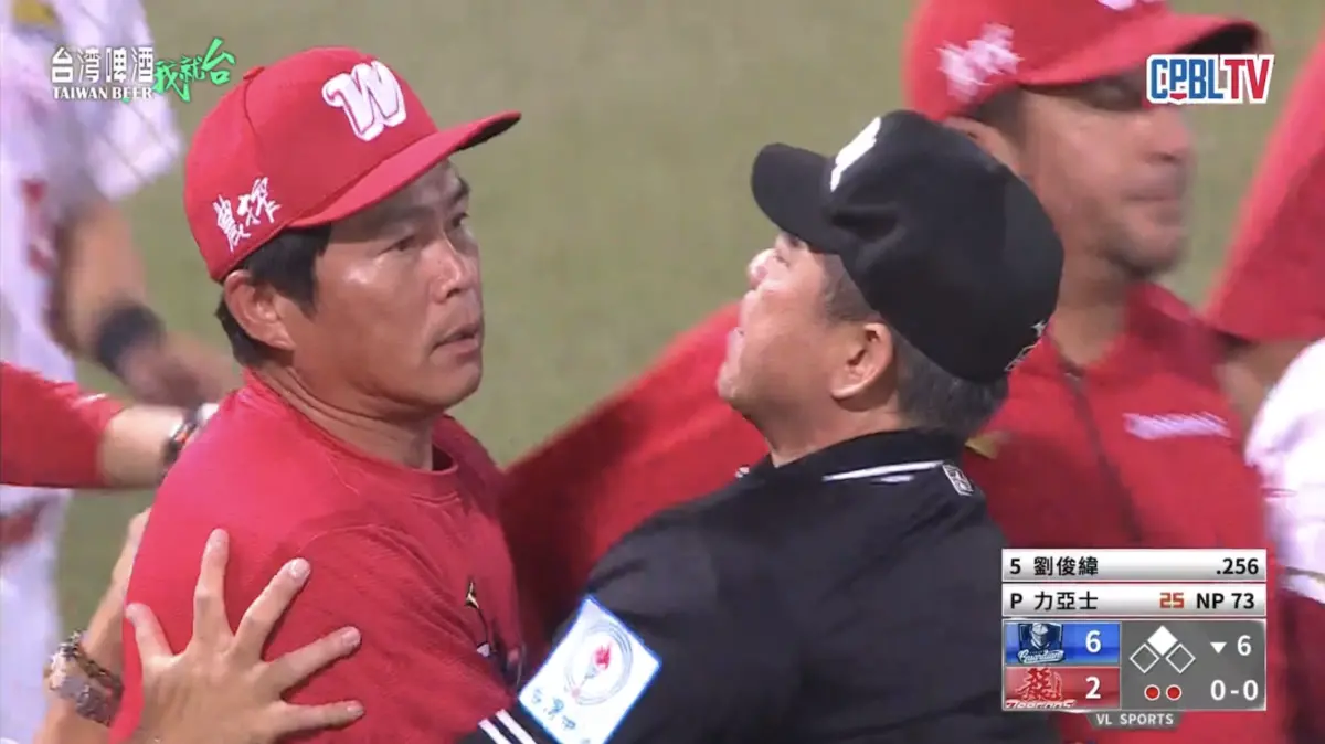 ▲味全龍總教練不滿力亞士連續2次觸身球，上前想要理論，卻被主審擋住，隨後演變成衝突場面。（圖／截圖自CPBL TV）