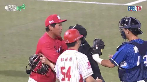 ▲味全龍總教練不滿力亞士連續2次觸身球，上前想要理論，卻被主審擋住，隨後演變成衝突場面。（圖／截圖自CPBL TV）