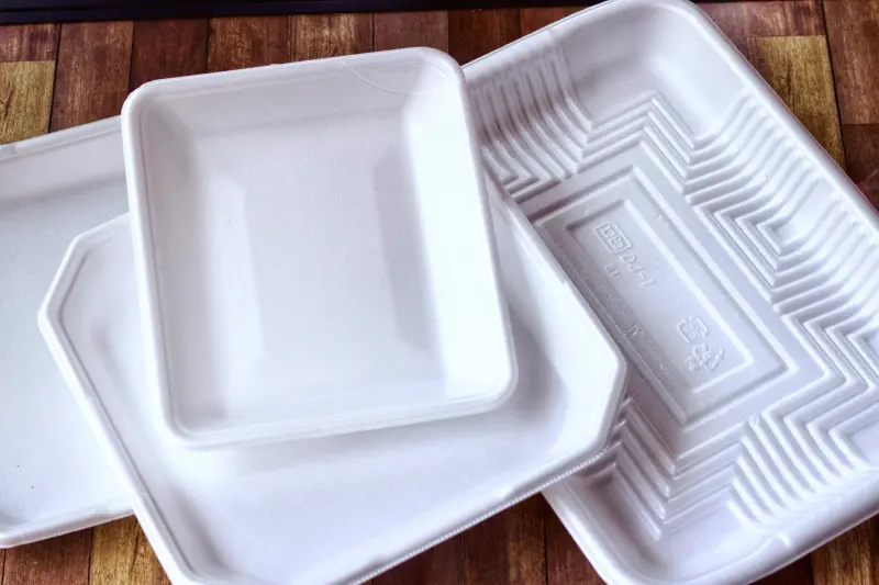 ▲中秋節烤肉經成可見生鮮包裝用「保麗龍盤」，但究竟要丟一般垃圾還是回收，總讓許多人困擾。對此，彰化縣環保署公布正確做法，也提醒丟錯將處最高6000元罰鍰。（圖／取自photoAC）