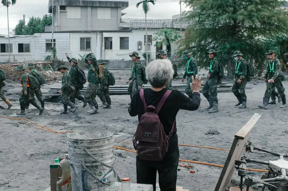 ▲花蓮災民感謝國軍投入救災，幫助恢復家園。（圖／陸軍司令部提供）