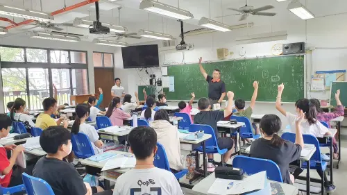▲美濃區南隆國中英檢班老師授課。（圖／高市府教育局提供）