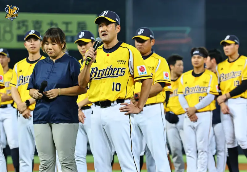 ▲中信兄弟總教練平野惠一在奪下全年第1後，非常感謝身後的教練團，他自嘲是「大便監督」，為了最終目標，一度將教練團唸到落淚。（圖／中信兄弟提供）