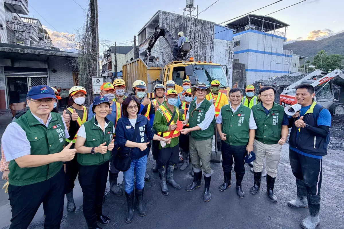 ▲ 市長陳其邁偕同議長康裕成慰勞高雄救災團隊並為花蓮居民加油打氣。（圖／高市府提供）