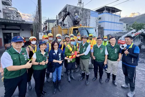 ▲ 市長陳其邁偕同議長康裕成慰勞高雄救災團隊並為花蓮居民加油打氣。（圖／高市府提供）