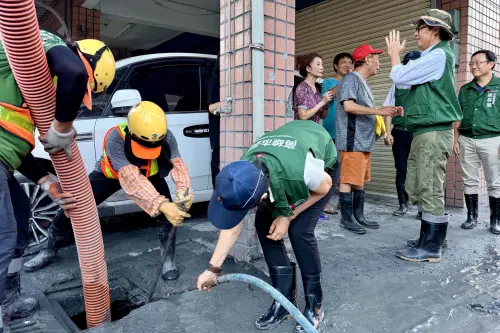 ▲ 市長陳其邁偕同議長康裕成慰勞爲花蓮居民加油打氣。（圖／高市府提供）