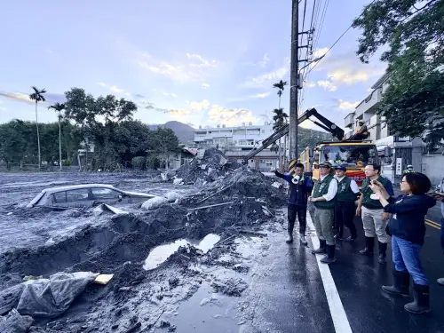 ▲ 高雄救災團隊3日共清除污泥580噸、水溝泥70噸、路面長度1,210公尺。(圖／高市府提供）