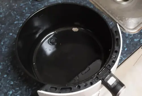 ▲氣炸鍋清潔不易是最大問題，清潔上並不像烤箱烤盤拿去清洗，或微波爐簡單擦拭就好，還得將各個零件包括炸籃、炸盤等拆卸下來。（圖／氣炸鍋好好玩-食譜分享2.0）